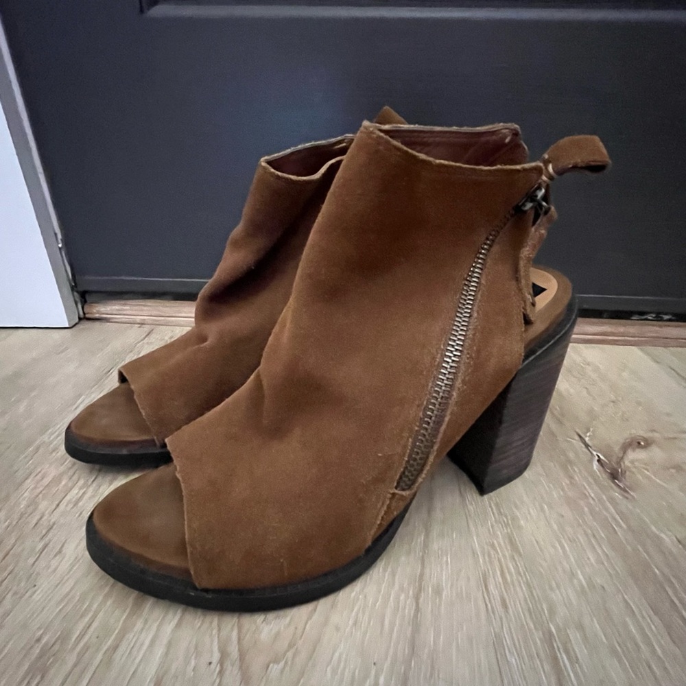 Dolce vita womens size 7.5 zip up block heel peep toe mules. Cognac color